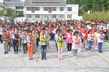 陳家壩小學的孩子們表演感恩詩